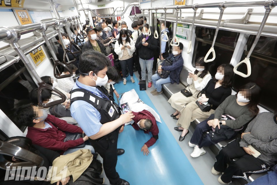 바닥에 엎드려 있는 이상진 노동자와 자리에 앉아 있는 승객들이 보인다. 사진 이슬하