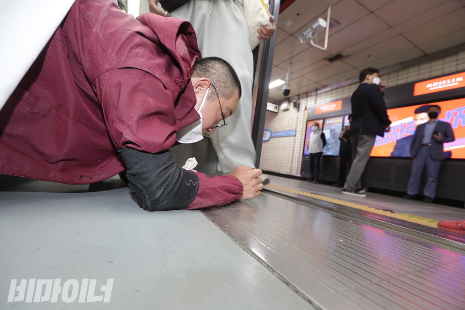 기어서 지하철을 내리는 이상진 노동자의 옆모습. 사진 이슬하