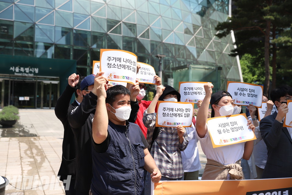서울시청 앞에서 ‘투쟁’을 외치는 사람들. 사진 하민지