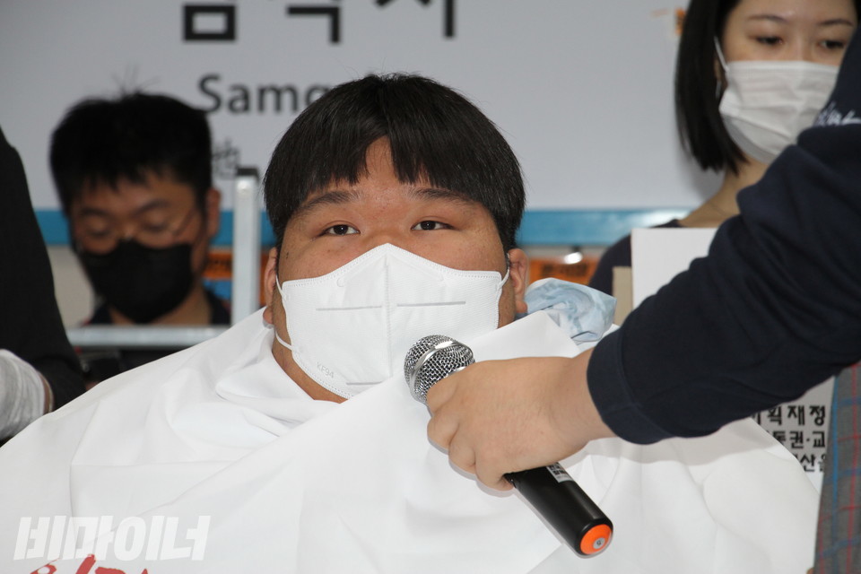 김대광 포천나눔의집장애인자립생활센터 활동가가 삭발에 앞서 발언하고 있다. 사진 이슬하