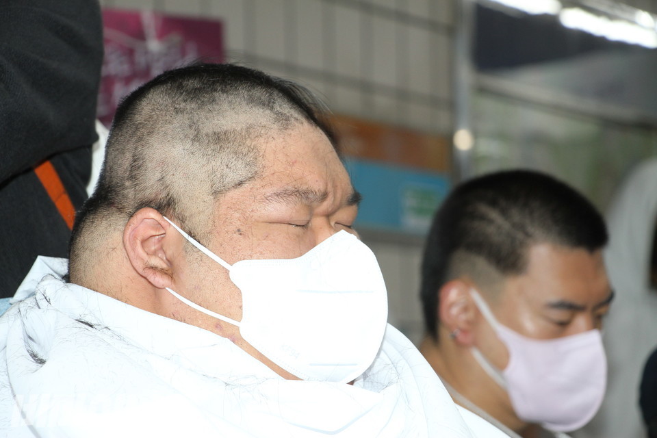 김대광 활동가가 눈을 감고 있다. 그의 머리가 짧게 깎여 있다. 사진 이슬하