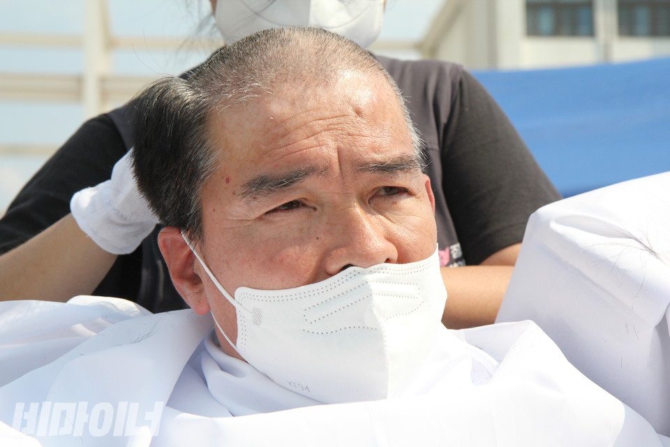 박영석 오방장애인자립생활센터 권리옹호활동가가 삭발 도중 먼 곳을 응시하고 있다. 사진 이슬하