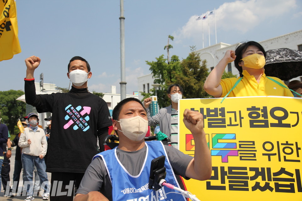 결의대회 참가자들이 ‘임을 위한 행진곡’을 부르고 있다. 사진 이슬하
