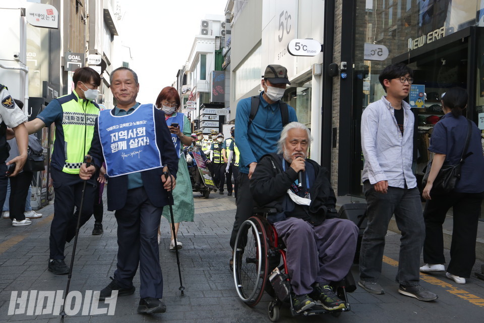김용목 광주장애인차별철폐연대 대표와 박경석 전장연 상임공동대표가 행진을 이끌고 있다. 사진 이슬하