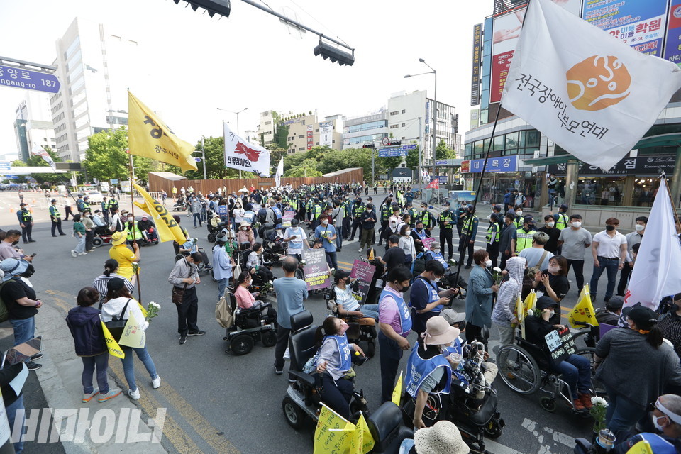 활동가들이 도로를 점거하고 있다. 사진 이슬하