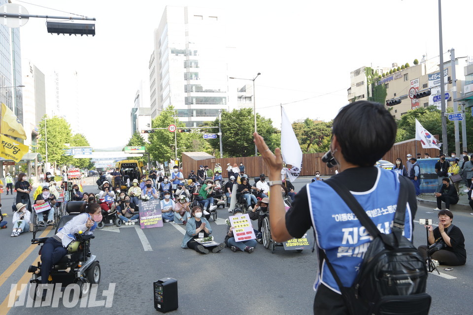 도연 광주인권지기 활짝 활동가가 야구 응원처럼 박수에 맞춰 구호를 외치고 있다. 사진 이슬하