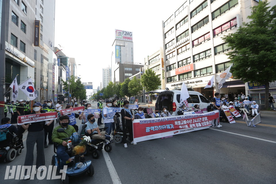 활동가들이 새빛콜을 점거하고 있다. 사진 이슬하