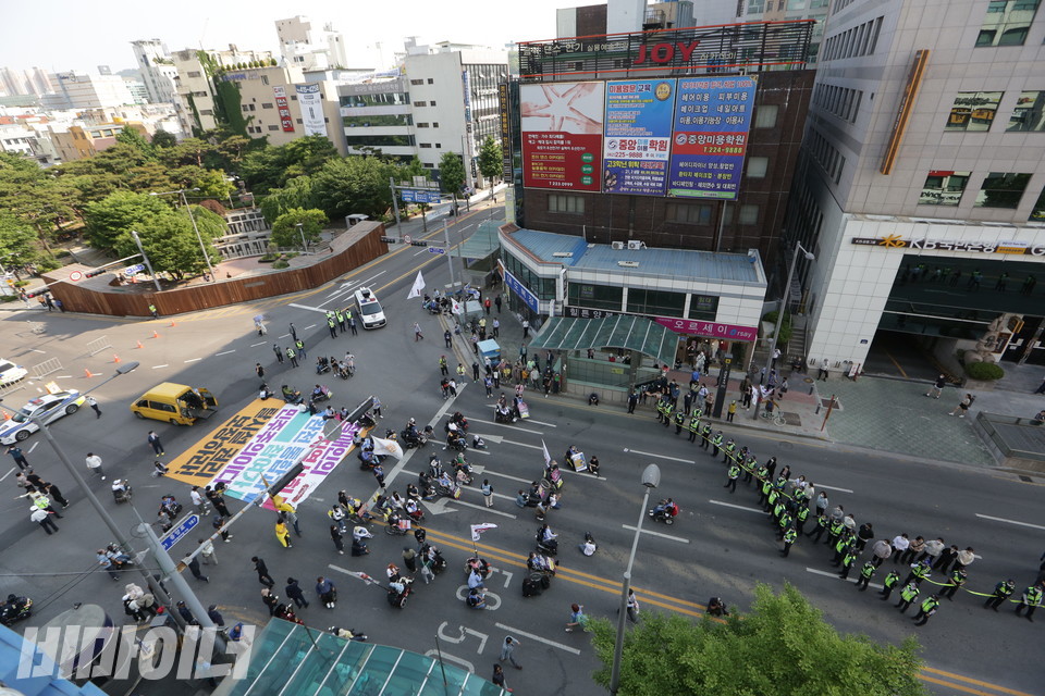 사거리 점거 현장을 인근 건물 옥상에서 내려다본 모습. 사진 이슬하