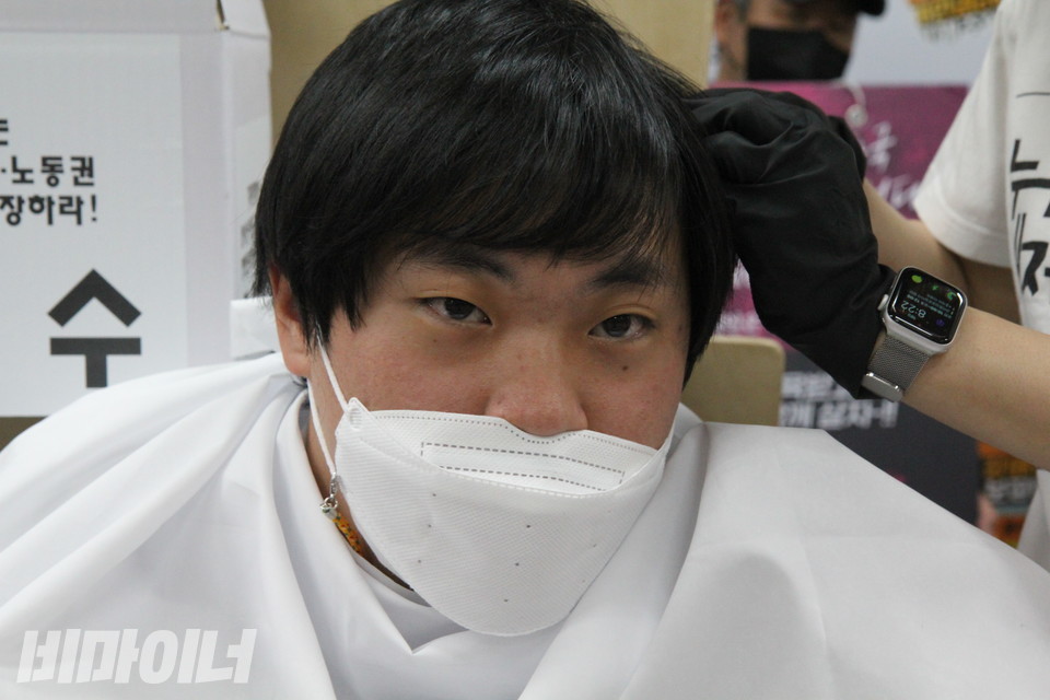 김영수 성동장애인자립생활센터 활동가가 삭발식에 임하고 있다. 사진 이슬하