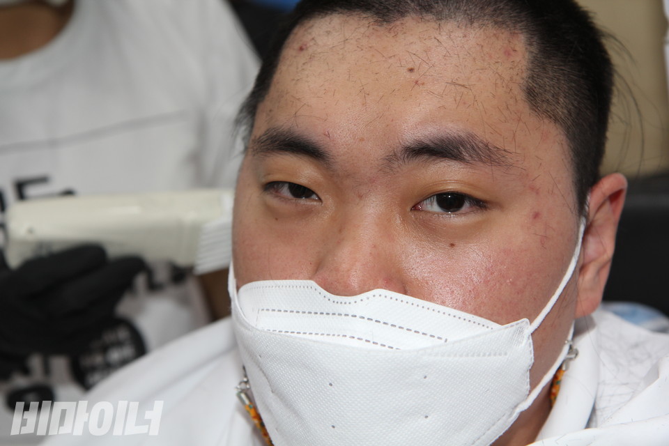 김영수 활동가가 카메라를 응시하고 있다. 사진 이슬하