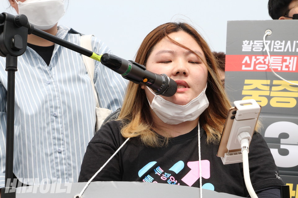 진은선 장애여성독립생활센터‘숨’ 소장은 1년 후 100시간가량 활동지원시간이 깎일 예정이다. 사진 허현덕