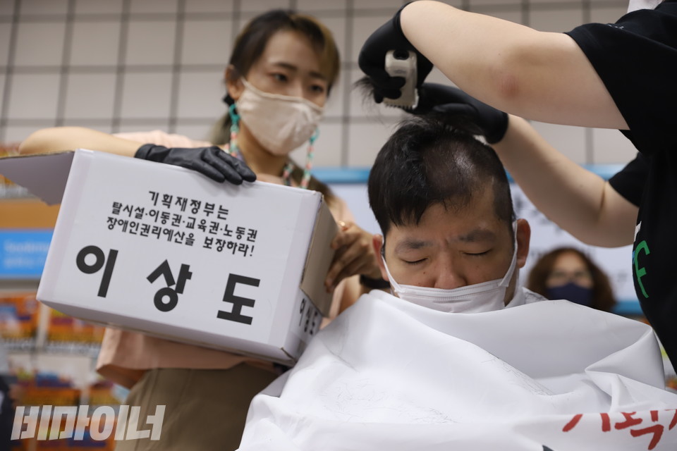 이상도 활동가가 삭발 투쟁을 하고 있다. 사진 강혜민