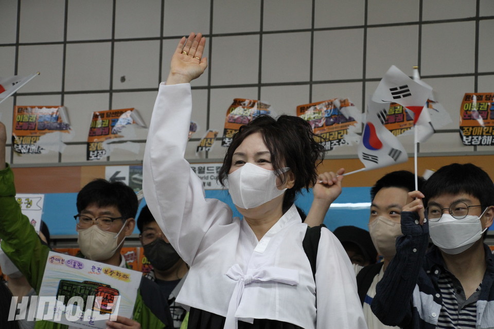 신선옥 소장이 “장애인권리 쟁취 만세”를 외치고 있다. 사진 하민지