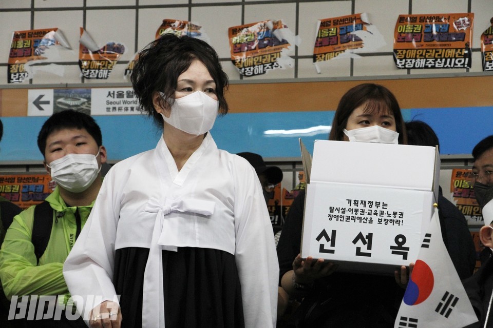 하얀 저고리에 까만 치마를 입은 신선옥 소장. 그의 왼쪽에 “신선옥” 이름이 적힌 상자가 있다. 신선옥 소장의 머리카락을 담는 상자다. 사진 하민지