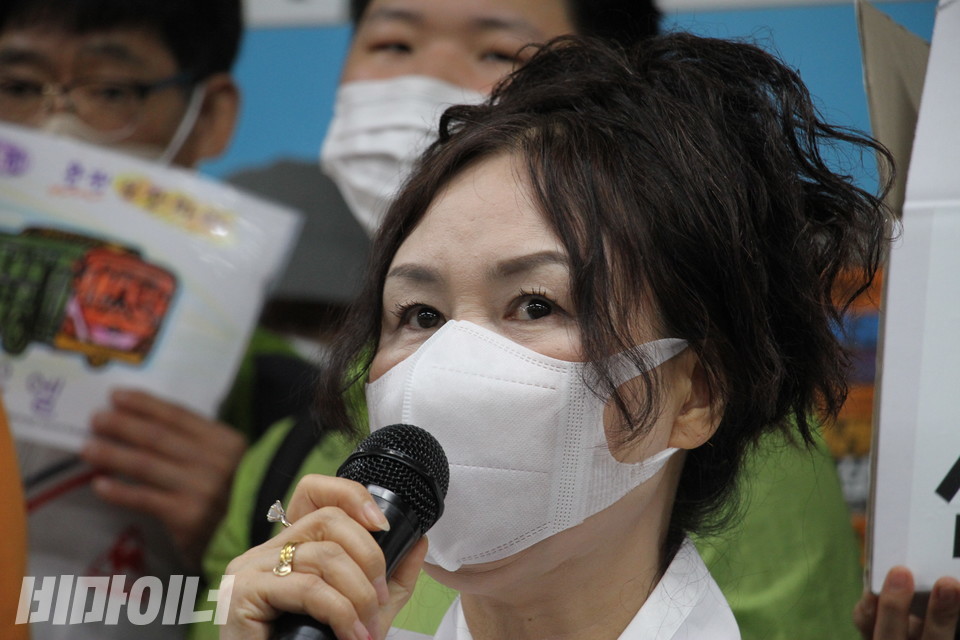 곱슬머리를 높게 묶은 신선옥 소장이 마이크를 잡고 발언하고 있다. 사진 하민지