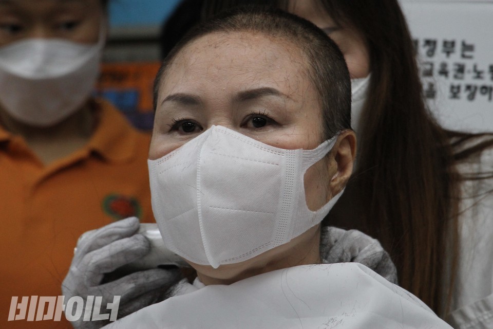 삭발을 거의 다 마친 신선옥 소장. 그의 얼굴 위에 머리카락이 떨어져 있다. 사진 하민지