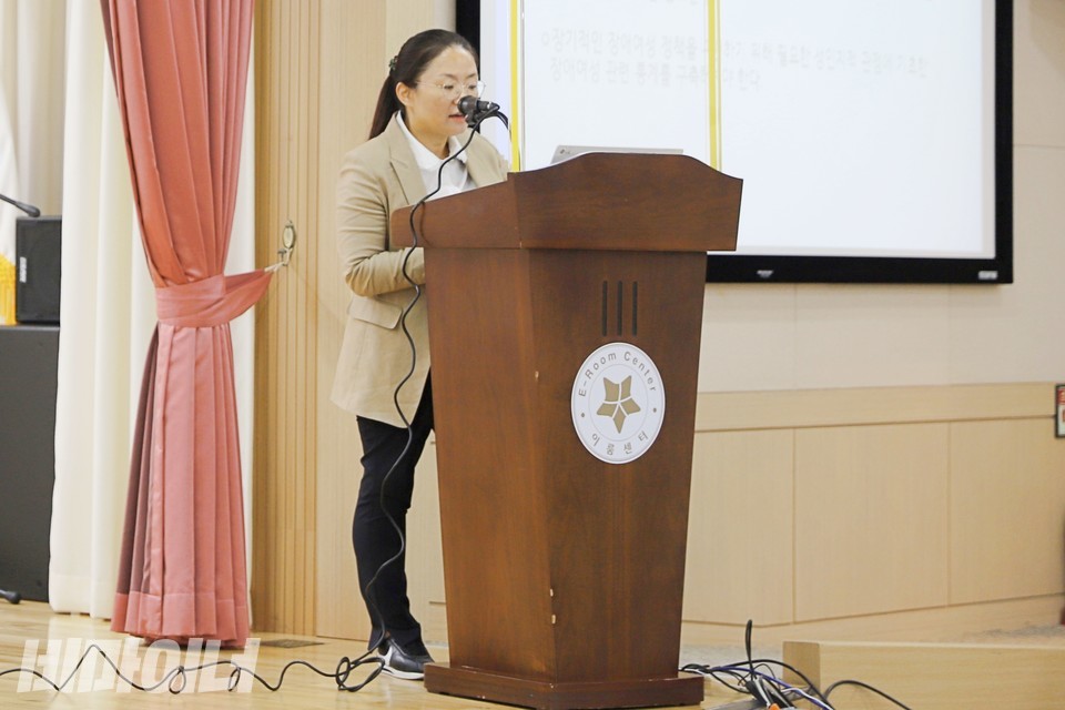 발표 중인 안은자 인권위 장애인차별조사 1과 과장. 사진 하민지