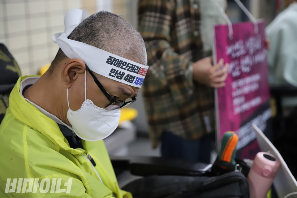 혜화역에서 마무리 집회를 하고 있는 김해룡 동작장애인자립생활센터 소장. 사진 허현덕