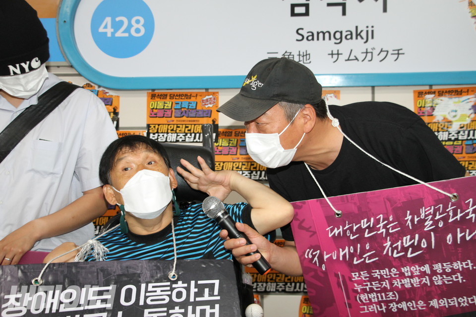 김홍기 노들장애인야학 권리중심공공일자리 노동자가 삭발에 앞서 발언하고 있다. 사진 이슬하