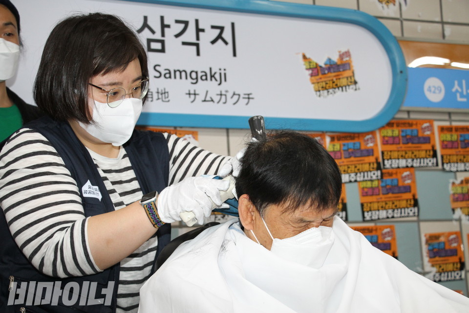 김홍기 노동자가 삭발하고 있다. 사진 이슬하