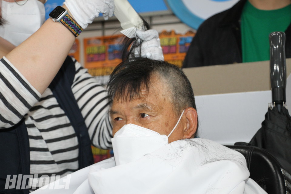 김홍기 노동자가 삭발하고 있다. 사진 이슬하
