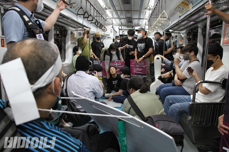 혜화역으로 가는 지하철 안, 김홍기 노동자가 오체투지 중인 조상지 학생을 바라보고 있다. 사진 이슬하