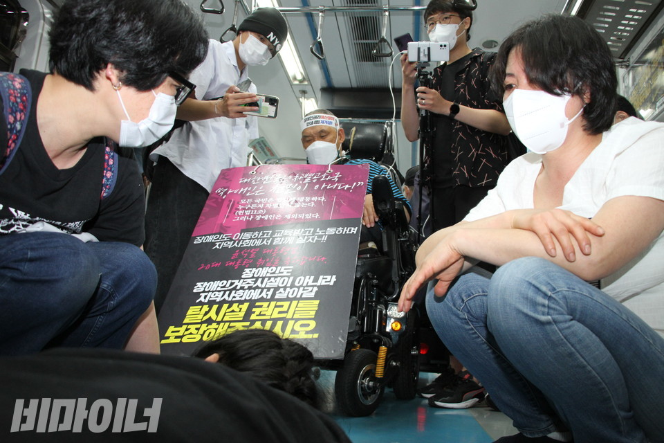 지하철 바닥을 기고 있는 조상지 학생 앞으로 그를 지켜보는 김홍기 노동자가 보인다. 사진 이슬하