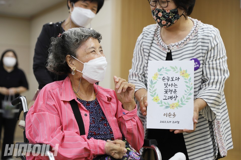 성과공유회 날 있었던 시상식에서 ‘순금보다 빛나는 꽃청춘 그대상’을 수상하신 이순옥 씨가 환하게 웃고 있다. 이 씨는 탈시설 후 매일 순금 액세서리로 자신을 치장한다고 한다. 올해 칠순이 넘었다. 사진 하민지