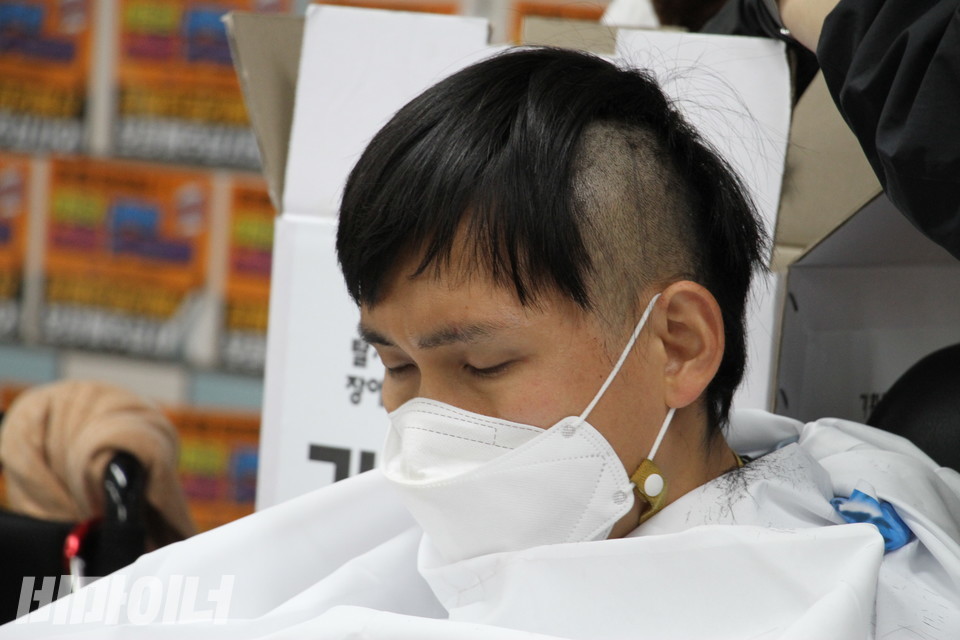 김민석 진주장애인자립생활센터 소장의 머리가 일부 잘렸다. 사진 허현덕