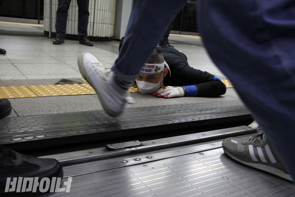 김민석 진주장애인자립생활센터 소장이 지하철을 탑승하려고 대기하고 있다. 지하철에서 내리는 시민의 발과 김 소장의 얼굴이 겹쳤다. 사진 허현덕