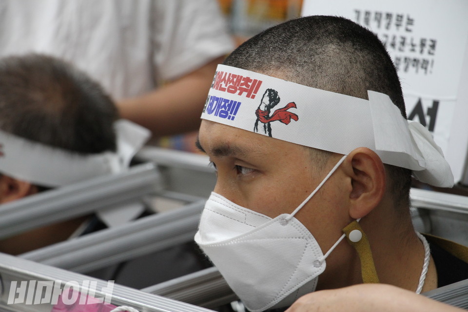 삭발한 김민석 진주장애인자립생활센터 소장. 머리띠에는 ‘장애인권리예산 쟁취, 민생4법 제개정!!’이라고 쓰여 있다. 사진 허현덕