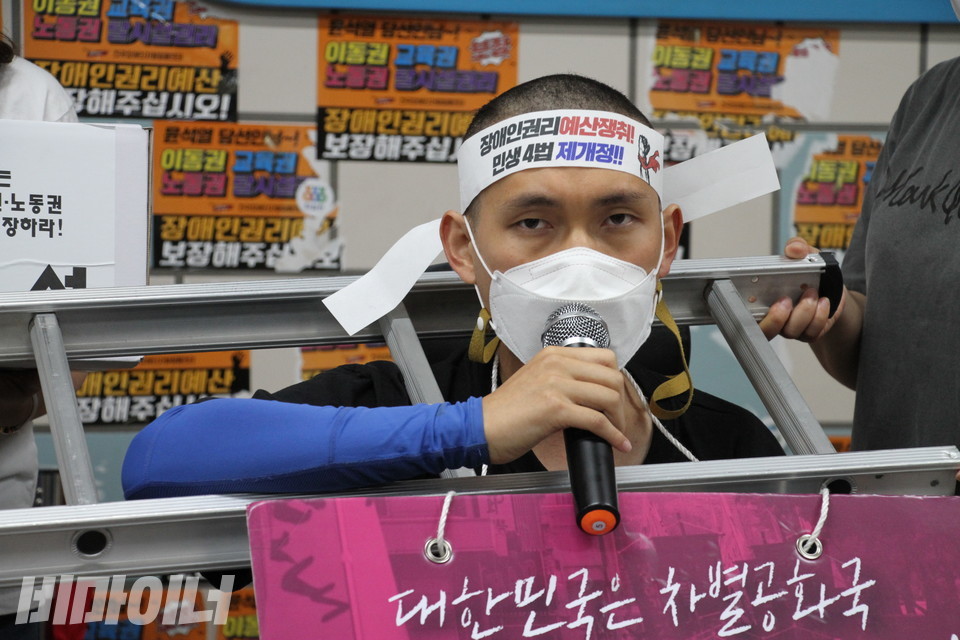 김민석 진주장애인자립생활센터 소장이 삭발 후 발언하고 있다. 사진 허현덕