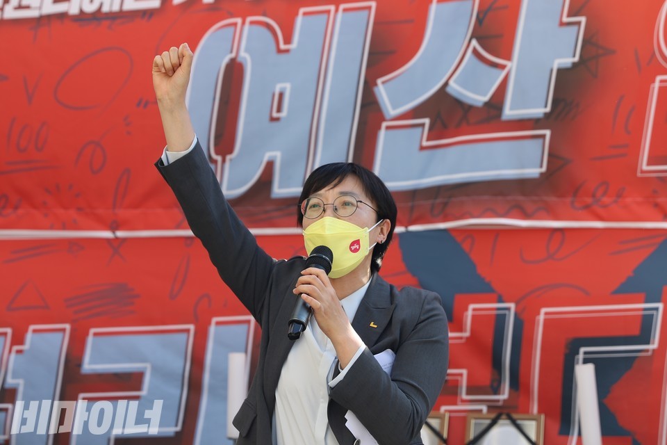 오현주 정의당 서울시의원 비례대표 후보가 ‘투쟁’을 외치고 있다. 사진 하민지