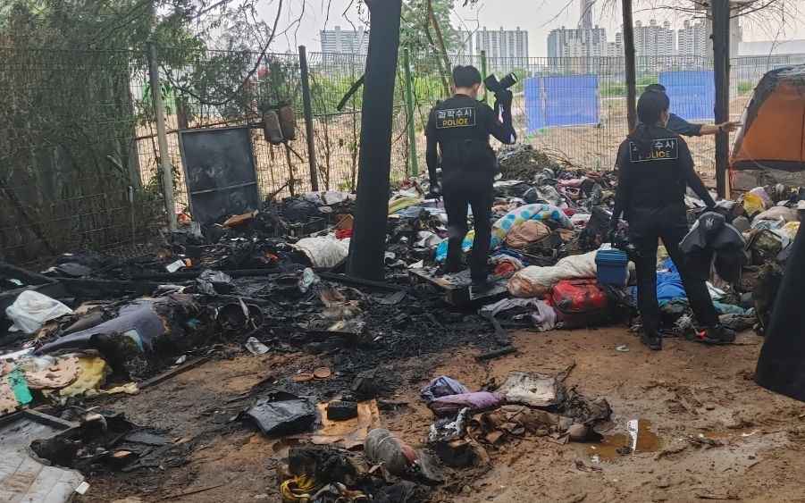 용산역 텐트촌 화재현장. 과학수사관들이 와 있다. 사진 홈리스행동
