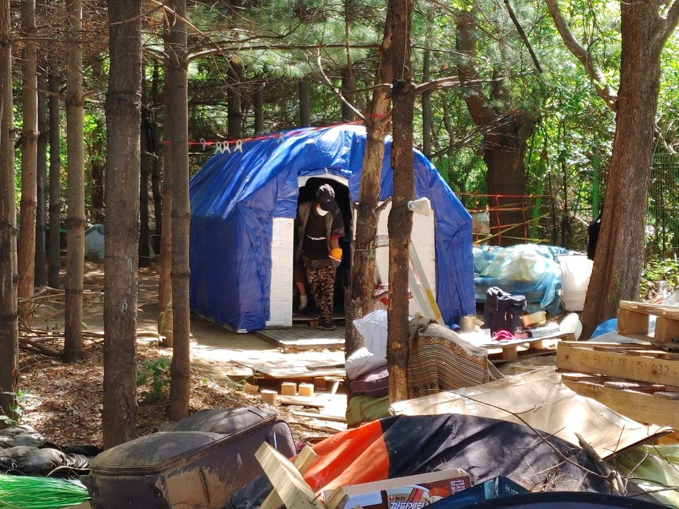 시공사가 지급한 박 씨의 파란색 텐트. 현재는 전소됐다. 사진 홈리스행동
