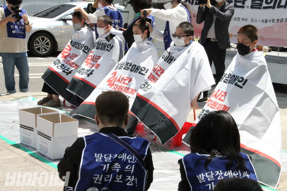 서울에 사는 발달장애인과 가족 19명이 또 머리카락을 밀었다. 5명씩 나누어 머리를 밀었다. 사진 허현덕