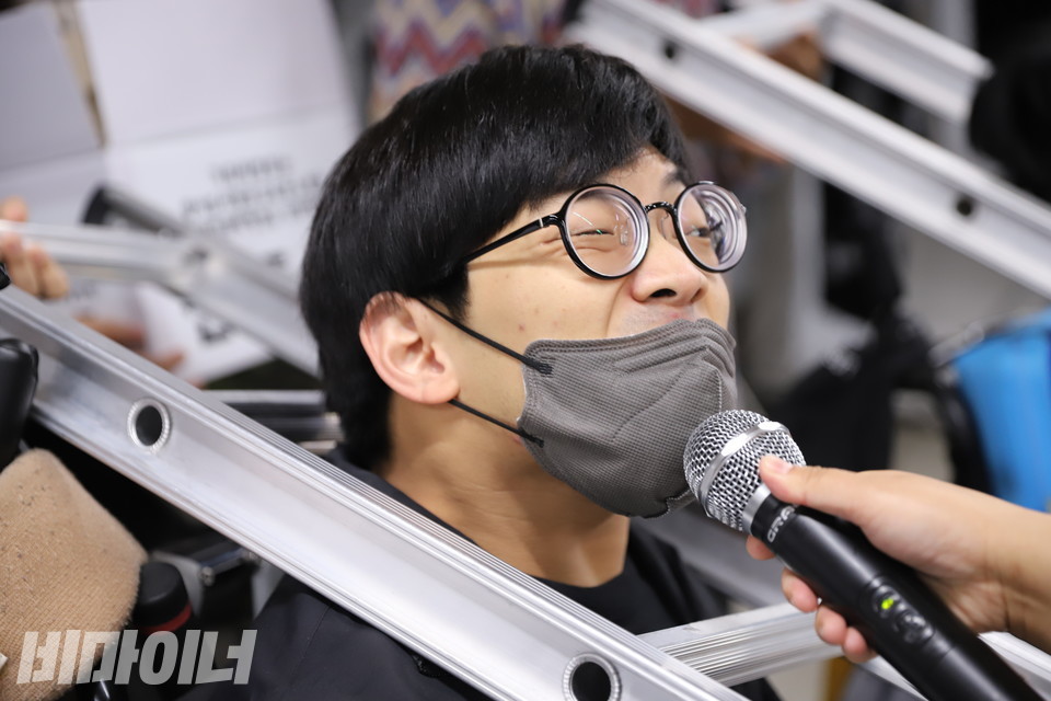 서권일 민들레장애인자립생활센터 활동가가 삭발 전 발언하고 있다. 사진 허현덕