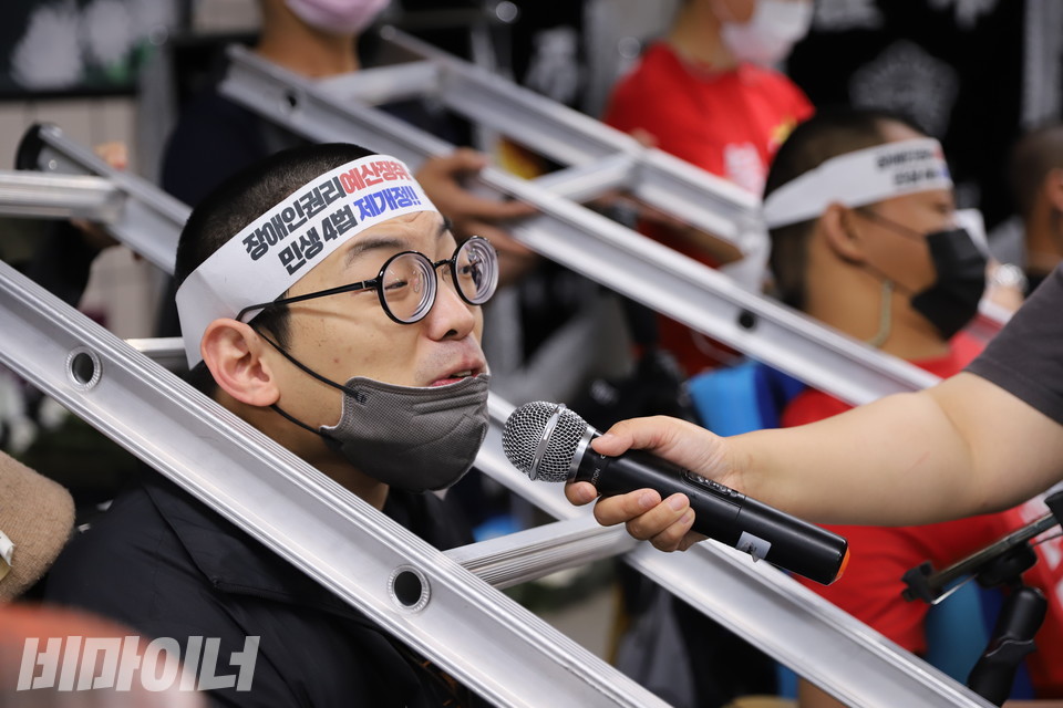 서권일 민들레장애인자립생활센터 활동가가 삭발 후 발언하고 있다. 