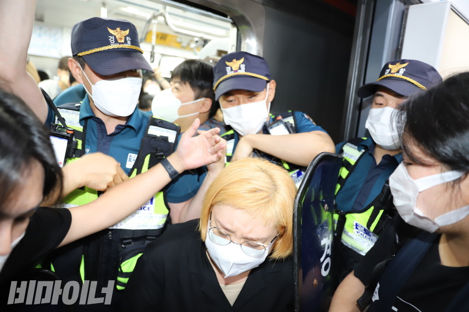 일부 경찰은 이유 없이 강경하게 지하철 탑승을 막아서 한 활동가의 안경이 날아가기도 했다. 사진 허현덕