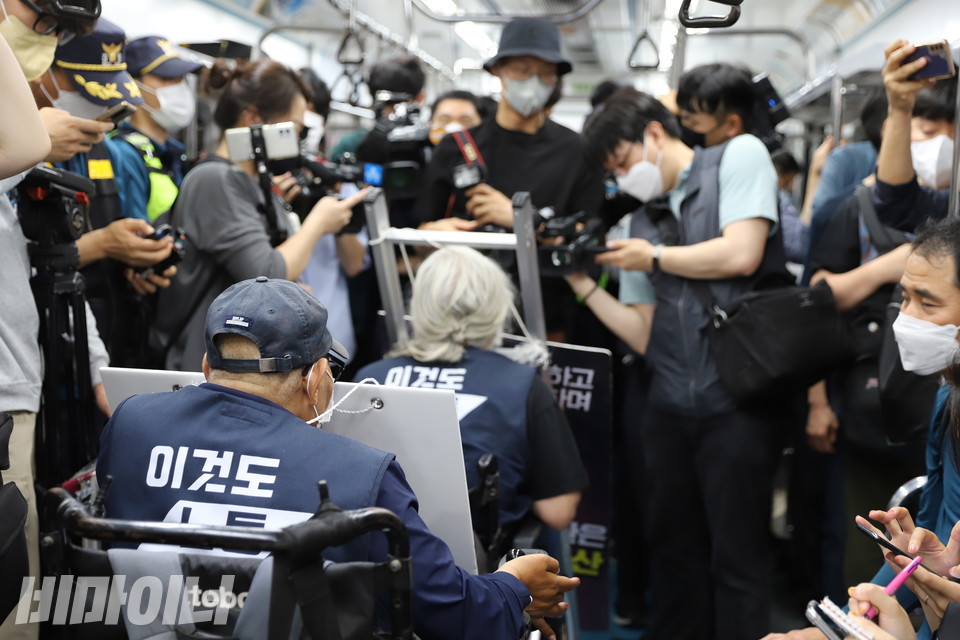 지하철 안은 활동가, 취재진, 경찰, 지하철보안관으로 꽉 차 있었다. 사진 허현덕