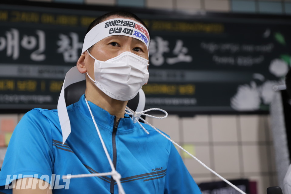 이날 삭발한 김영록 일산서구 햇빛촌장애인자립생활센터 활동가. 그는 장애인권리예산에 대한 시민들의 관심을 호소했다. 사진 허현덕