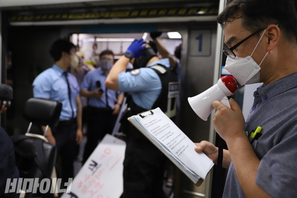 연착이 길어지자 역장이 해산 명령을 내리고 있다. 사진 허현덕