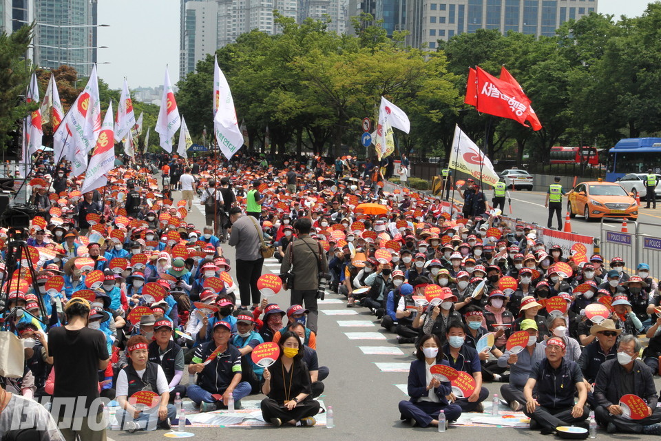 노점상 2천여 명이 국회 인근에 모여 전국노점상대회를 열었다. 사진 하민지
