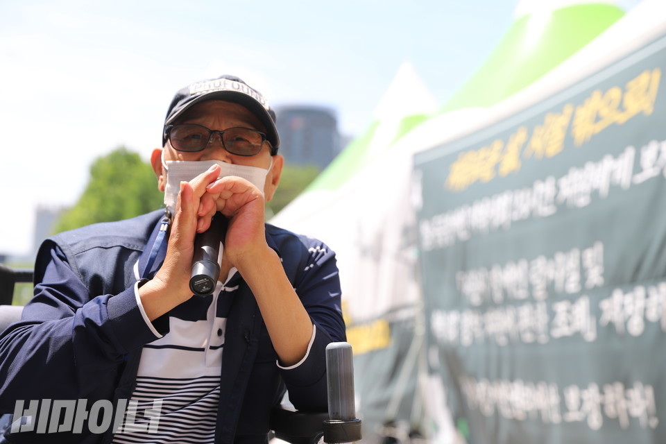 마로니에 8인 중 한 명이었던 김진수 전국탈시설장애인연대 공동준비위원장이 발언하고 있다. 사진 허현덕