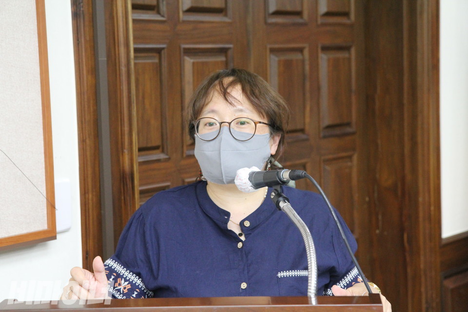 김성연 장추련 사무국장이 모니터링 결과를 발표하고 있다. 사진 이슬하