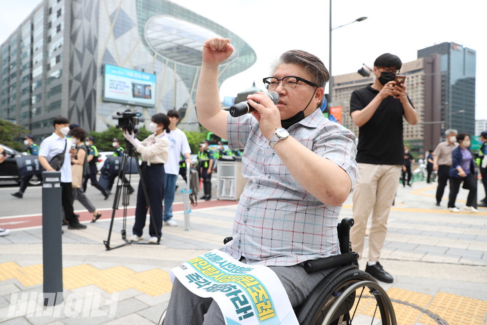 진형식 서울시장애인자립생활센터총연합회 회장이 발언하고 있다. 사진 강혜민