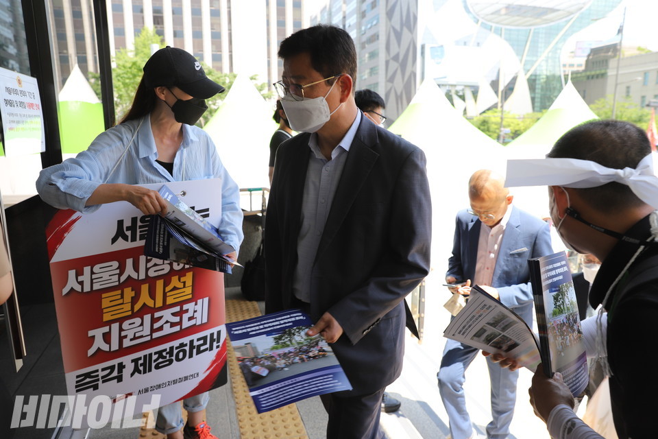 활동가들은 본회의가 시작되는 2시 전부터 모여, 시의회 앞에서 피켓팅을 하며 의회로 들어서는 의원들에게 탈시설조례 제정이 필요한 이유가 담긴 내용의 전단을 전달했다.  사진 허현덕