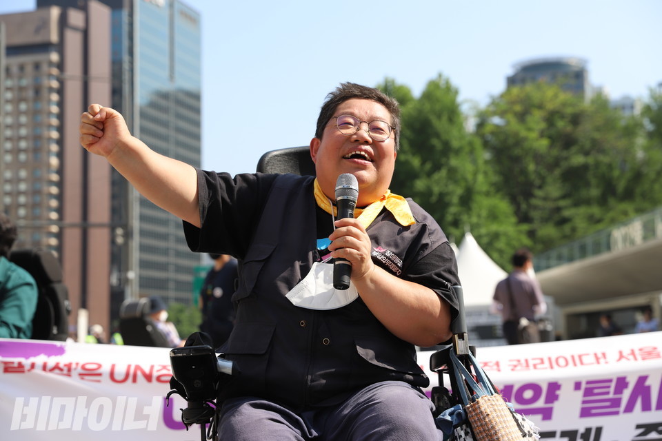 이형숙 서울시장애인자립생활센터협의회 회장은 탈시설지원법 제정을 위해 힘을 모으자고 말했다. 사진 허현덕