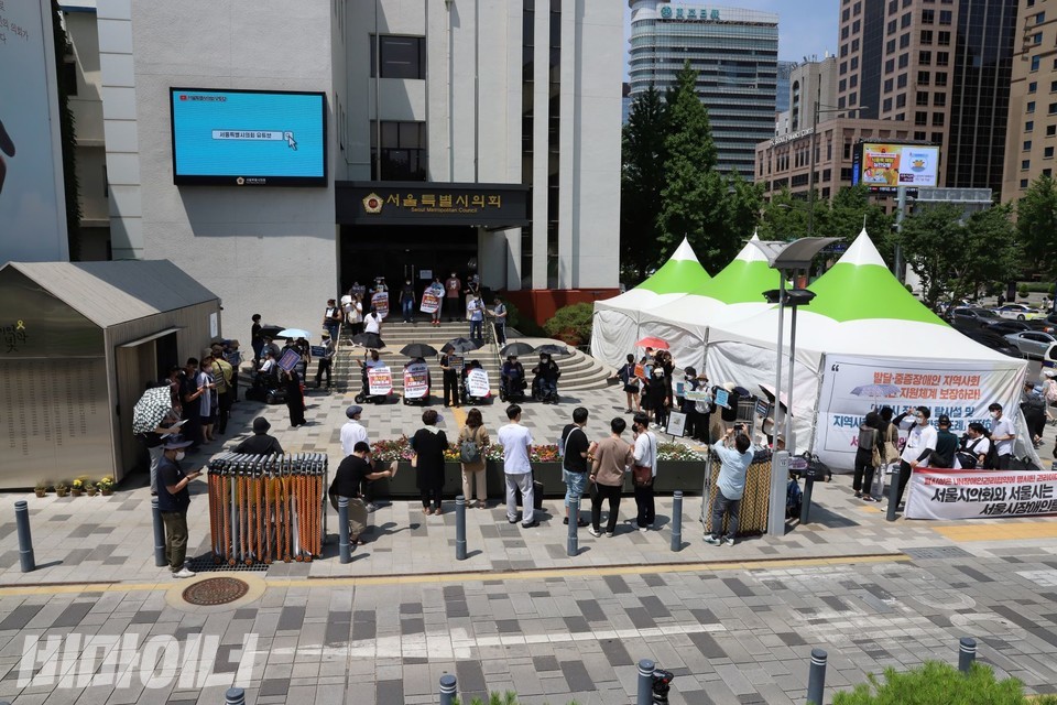 활동가들은 본회의가 시작되는 2시 전부터 모여, 시의회 앞에서 피켓팅을 하며 의회로 들어서는 의원들에게 탈시설조례 제정이 필요한 이유가 담긴 내용의 전단을 전달했다. 사진 허현덕