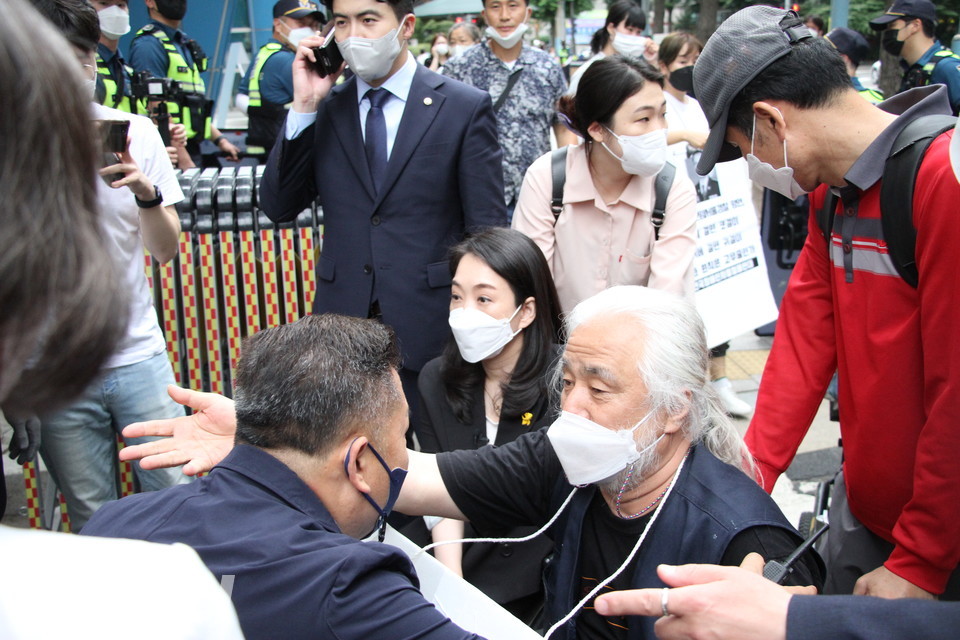 서울경찰청 정문에서 가로막힌 박경석 대표가 경찰에 항의하고 있다. 사진 이슬하